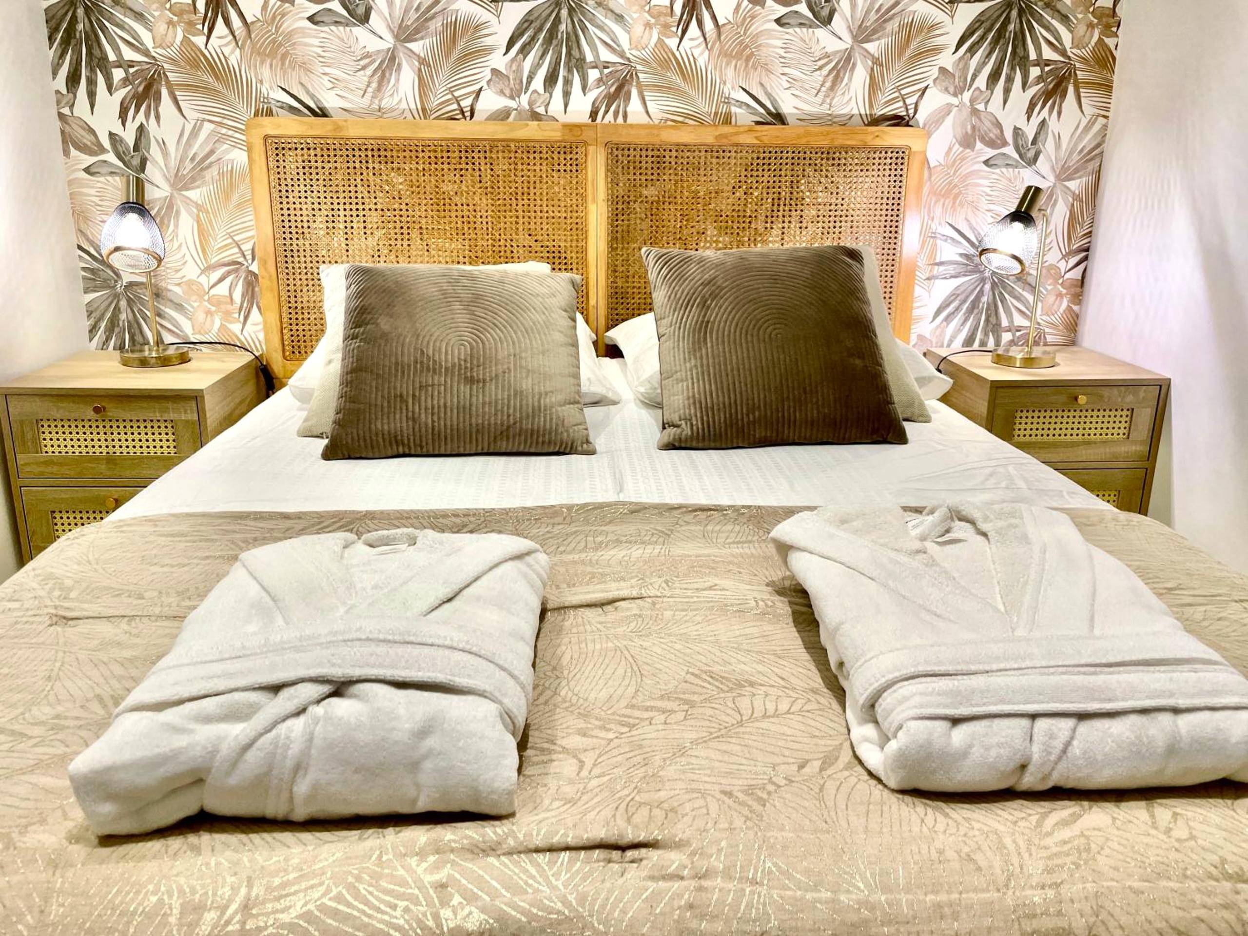 Lit double avec peignoirs et tête de lit rotin - L’idylle