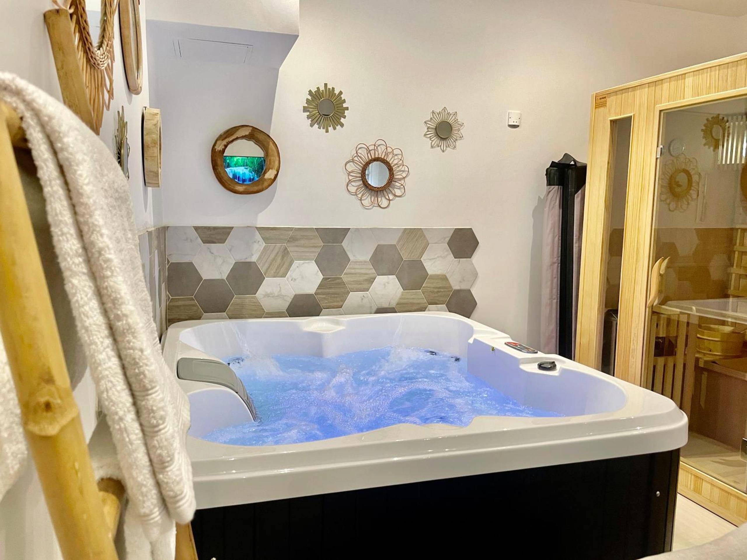 Jacuzzi bouillonnant et sauna en bois - L’idylle