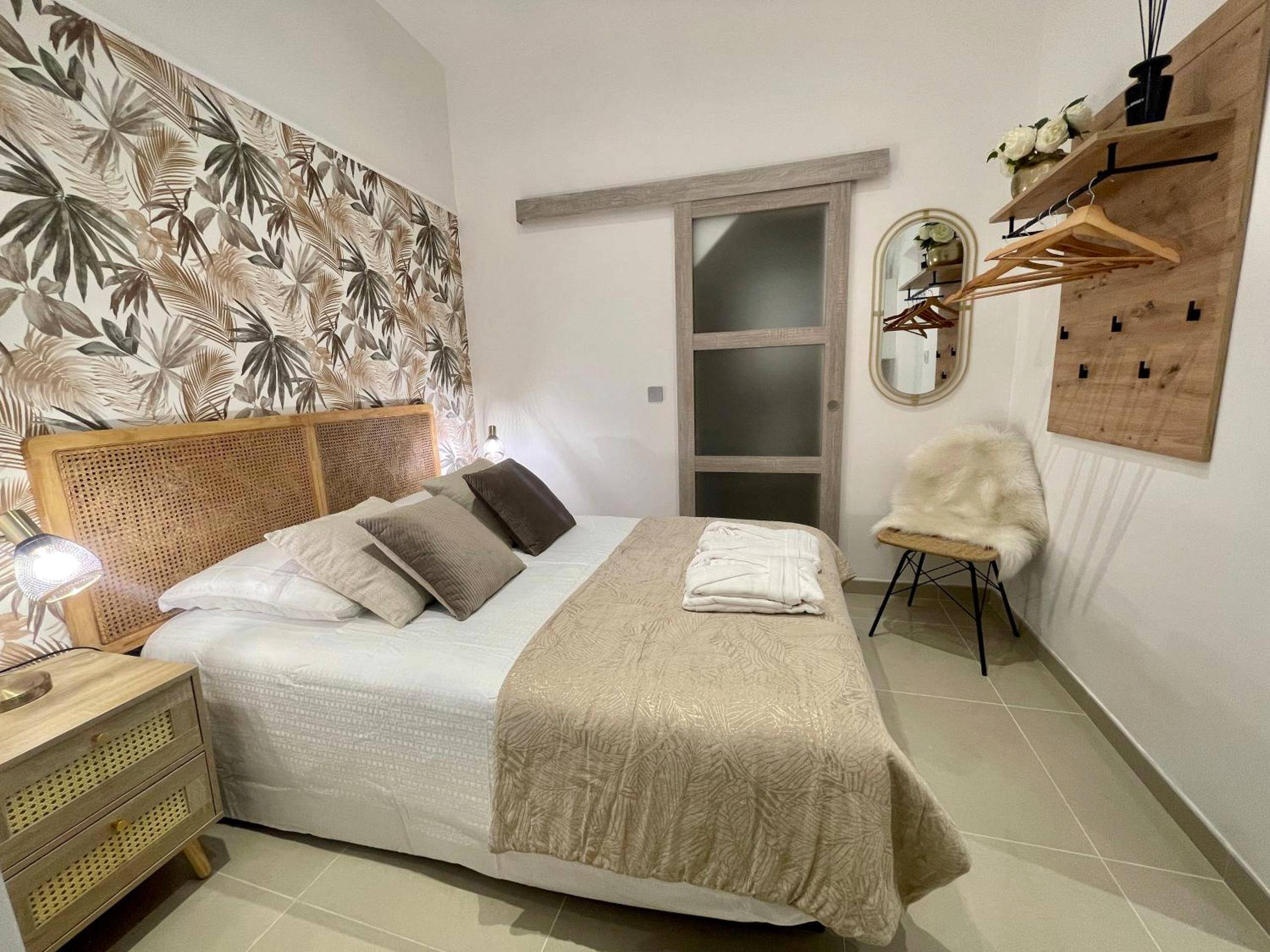 Chambre avec papier peint tropical et dressing - L’idylle