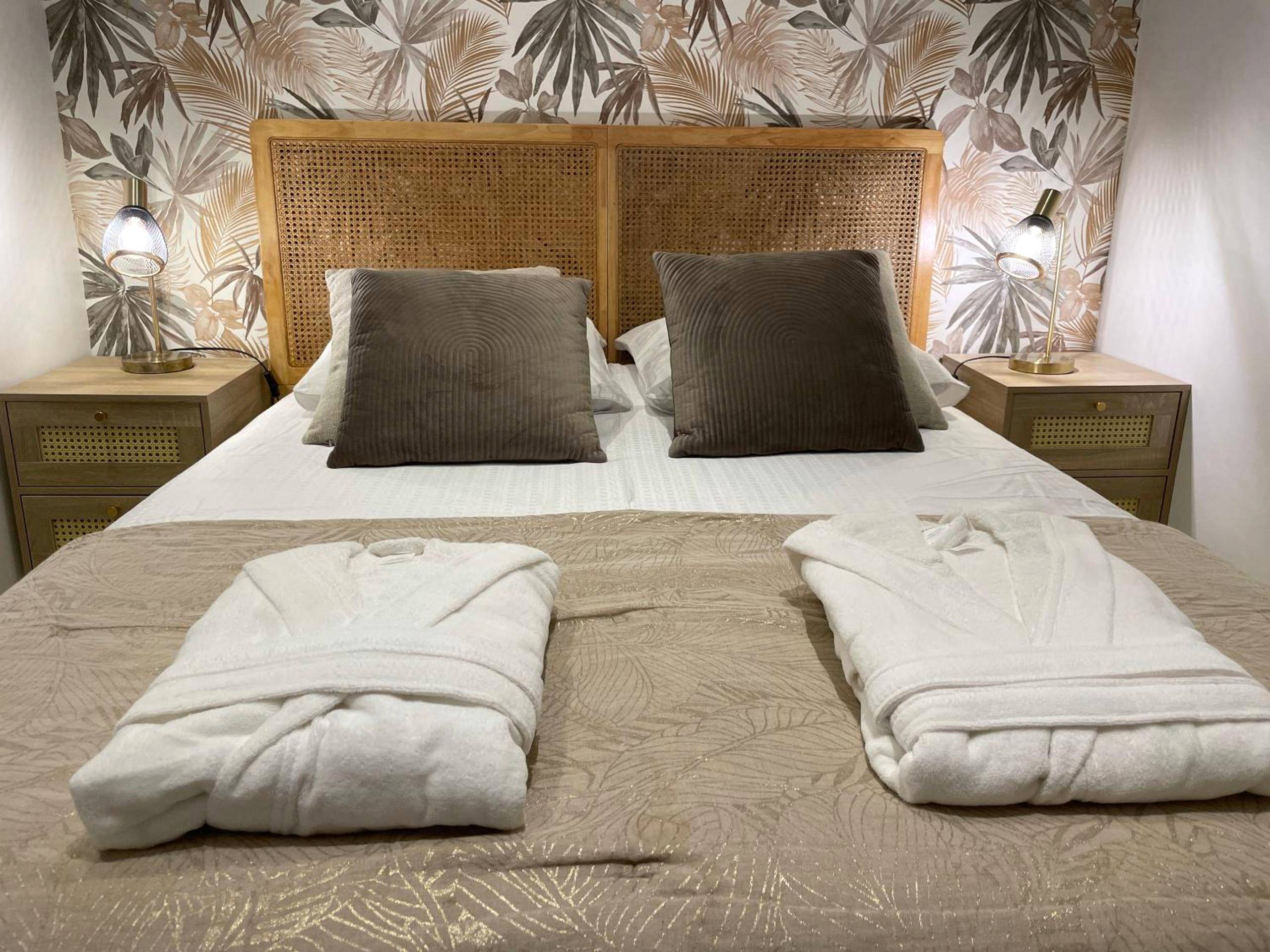 Lit king size avec peignoirs blancs - L’idylle