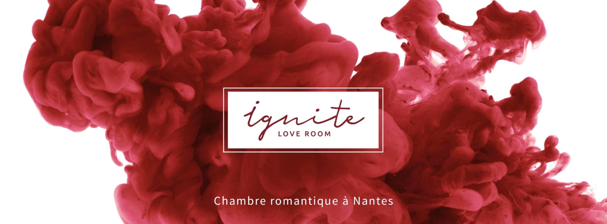 Logo Ignite Love Room sur fond de fumée rouge - Love Room Nantes - Ignite Love Room