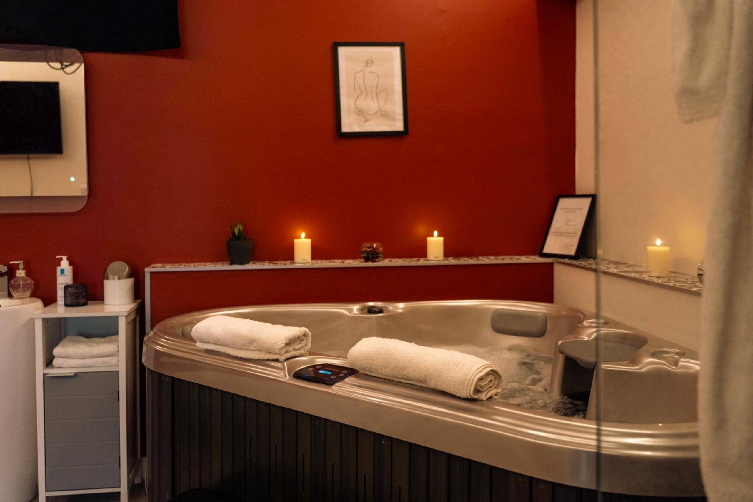 Jacuzzi privatif avec bougies et serviettes - Ignite Love Room