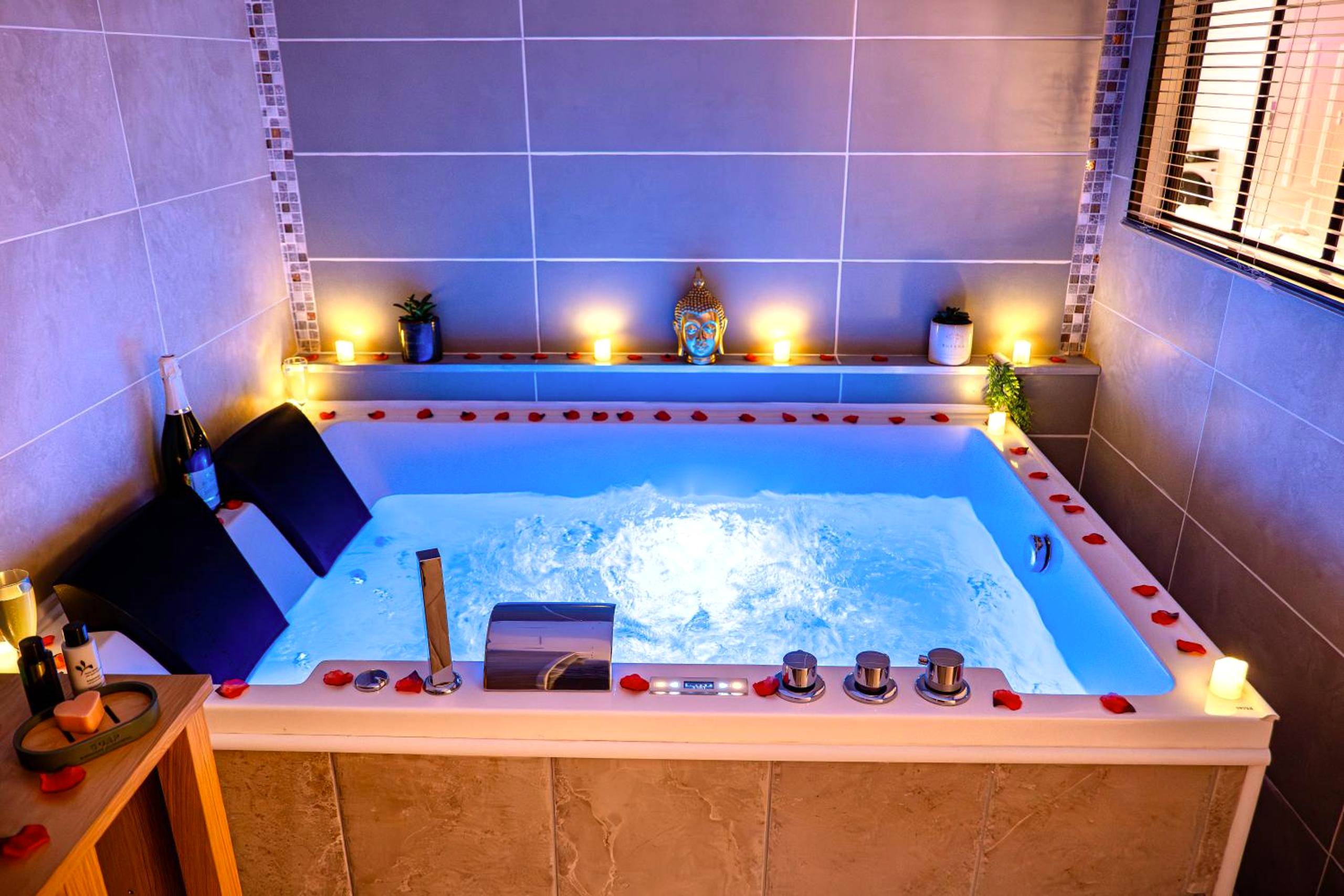 Baignoire balnéo avec bougies et pétales - Love Room Gap - Il Était Une Fois - GAP Chambre romantique & SPA