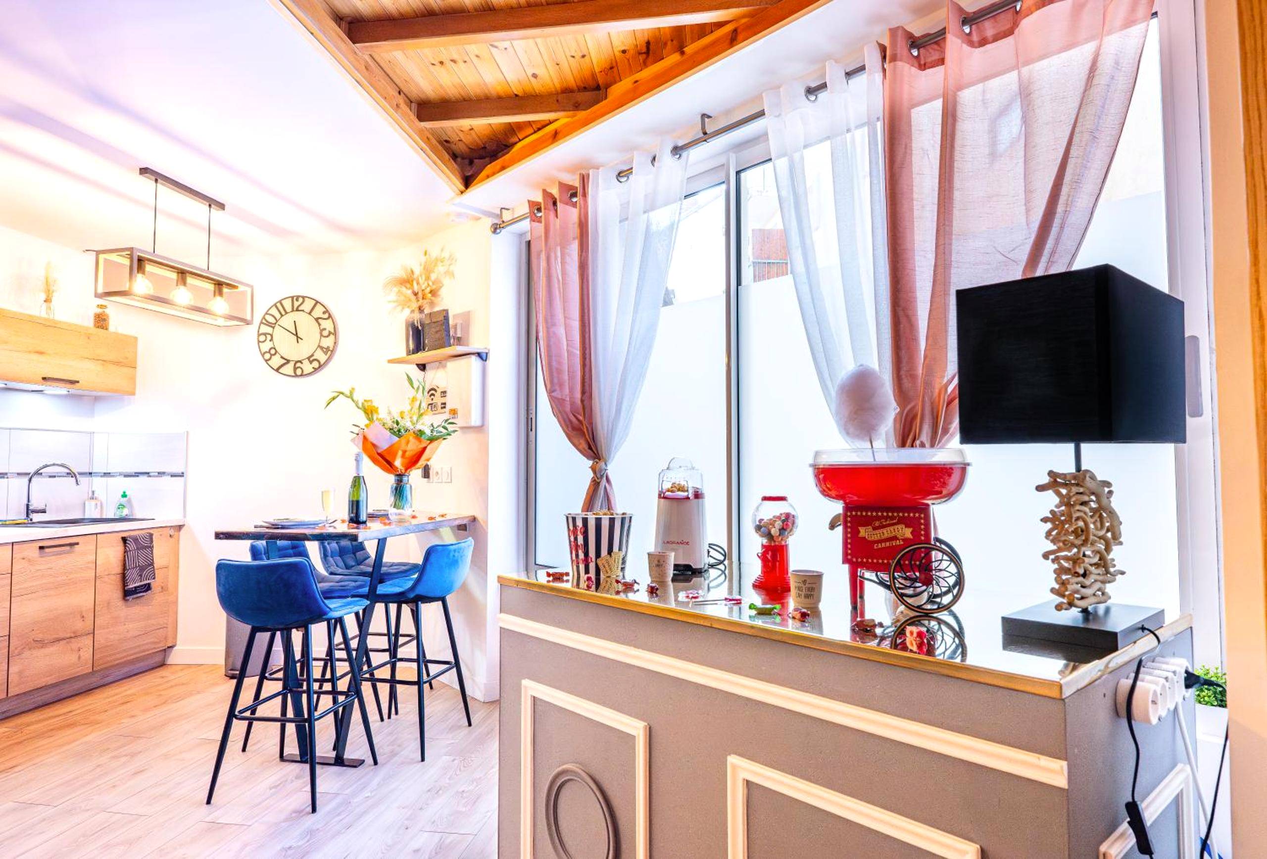 Espace de vie avec bar et coin cuisine - Il Était Une Fois - GAP Chambre romantique & SPA