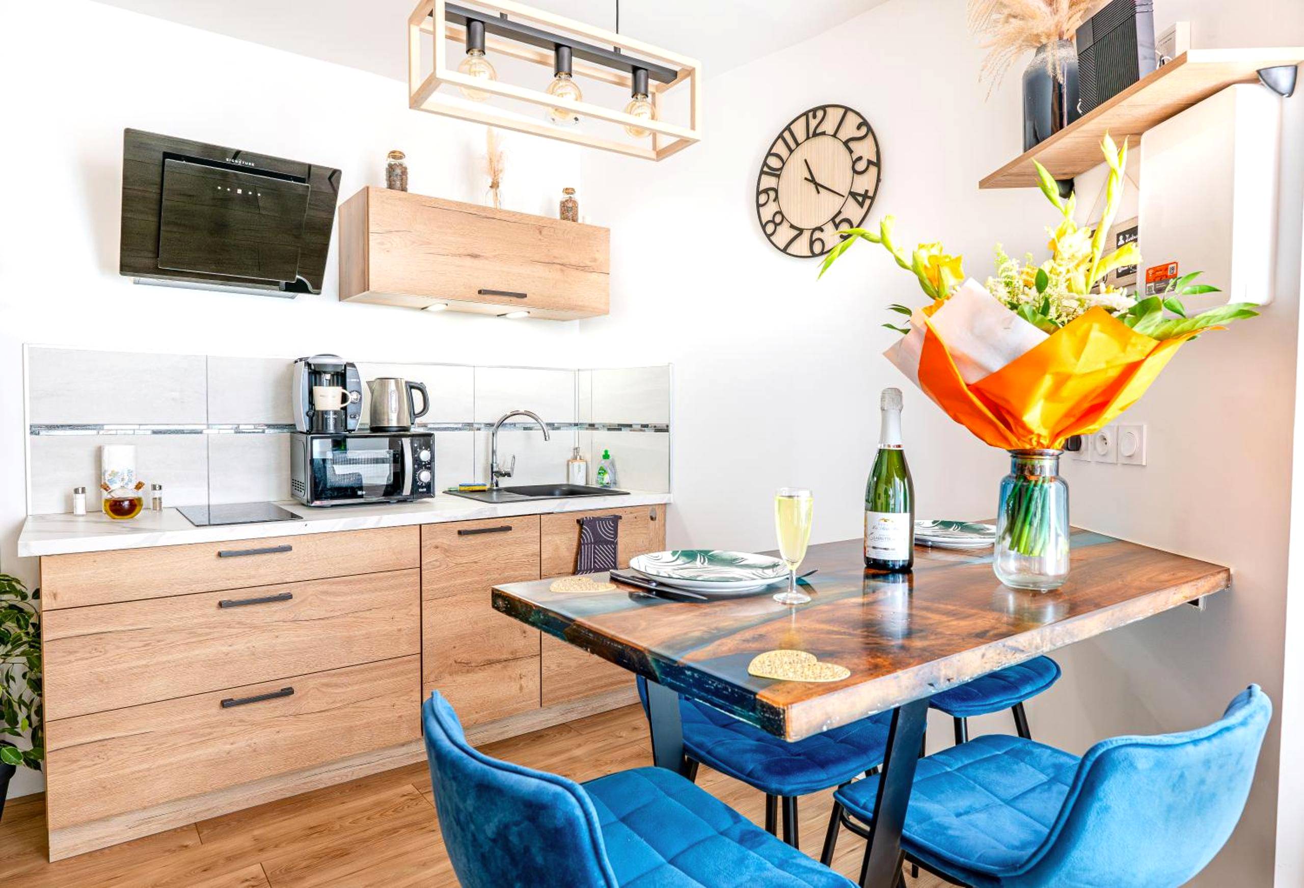 Cuisine équipée et table haute en bois - Il Était Une Fois - GAP Chambre romantique & SPA