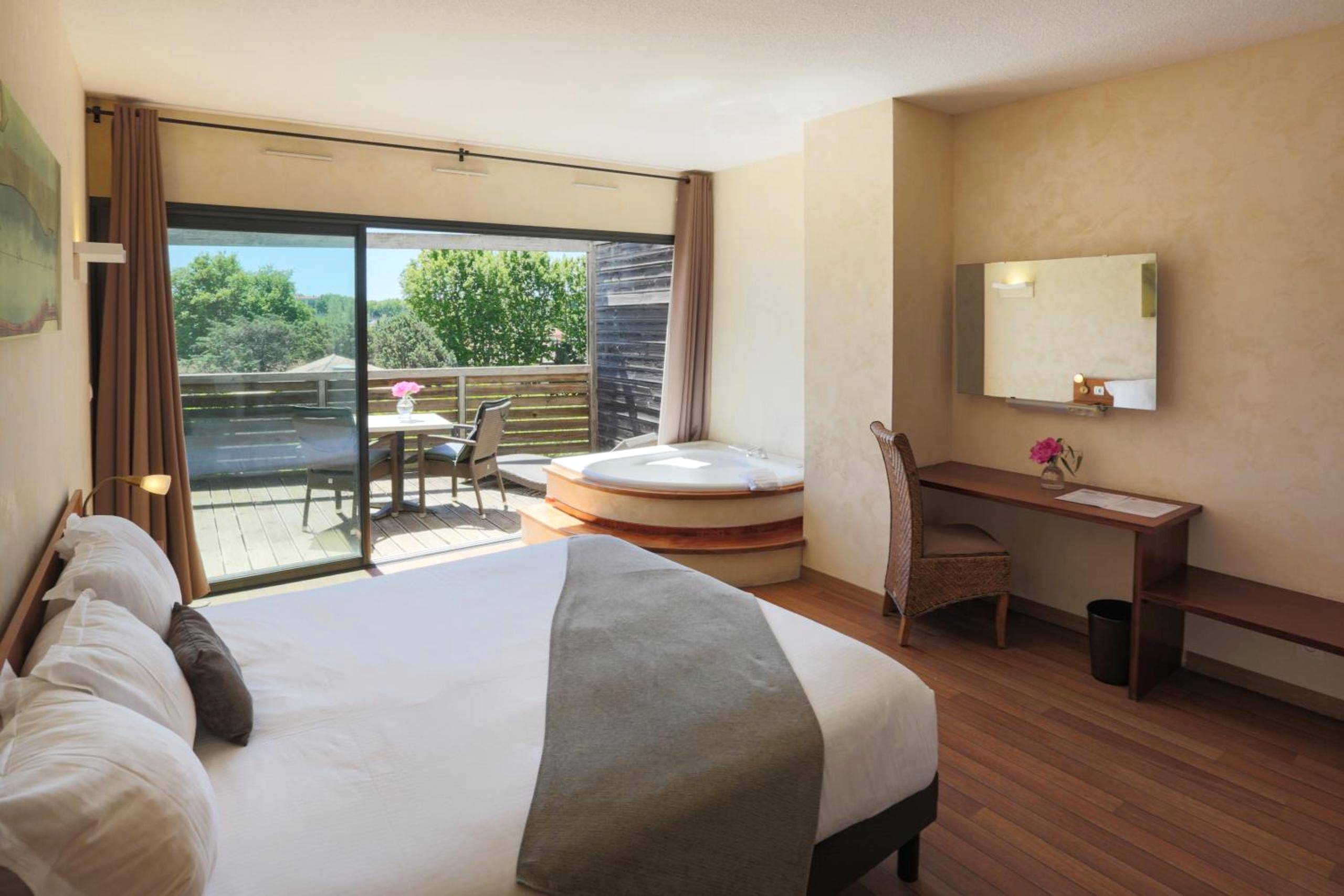 Chambre avec jacuzzi et terrasse privative - Ile du Gua Suites