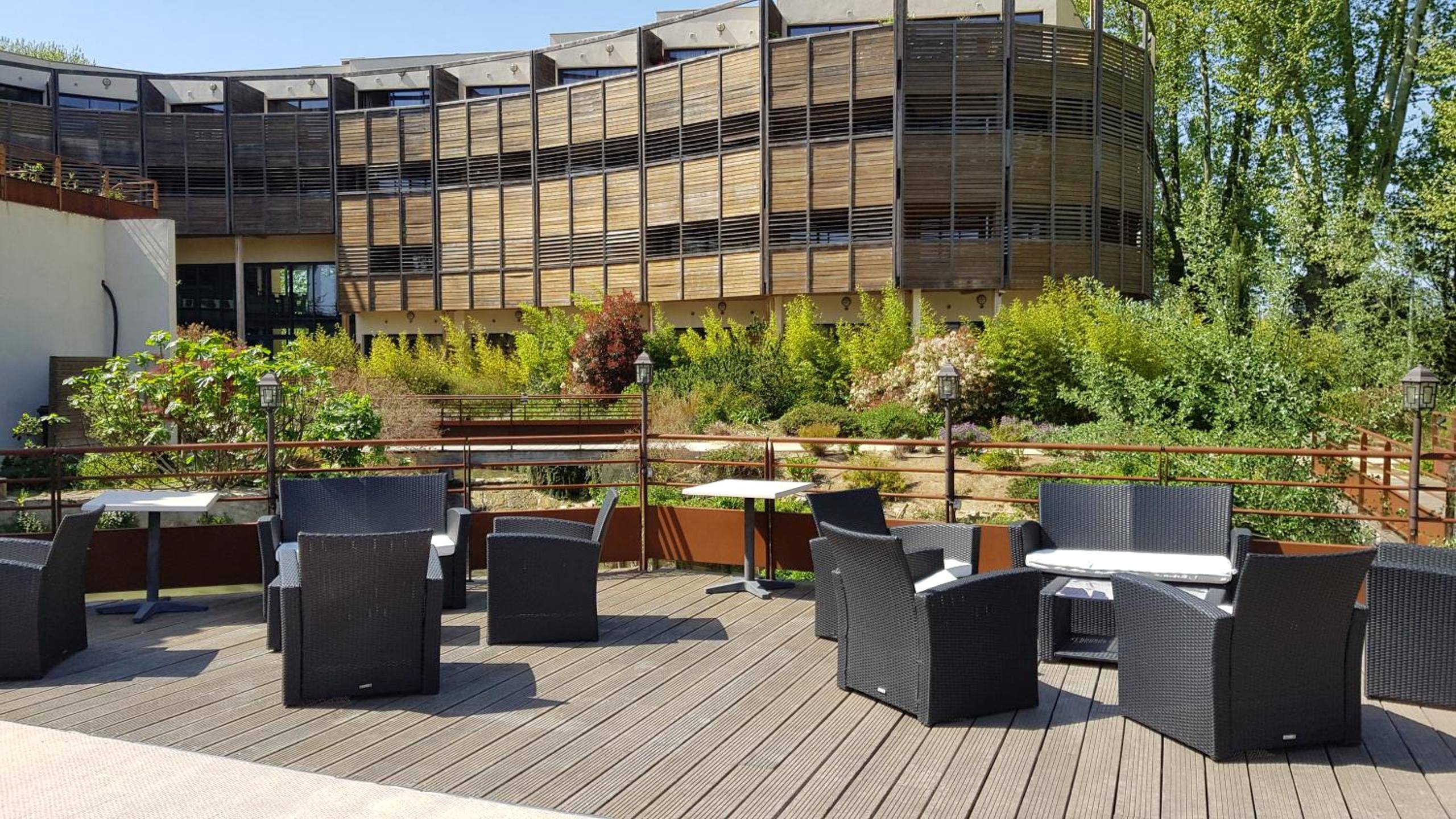 Terrasse extérieure avec mobilier de jardin - Ile du Gua Suites