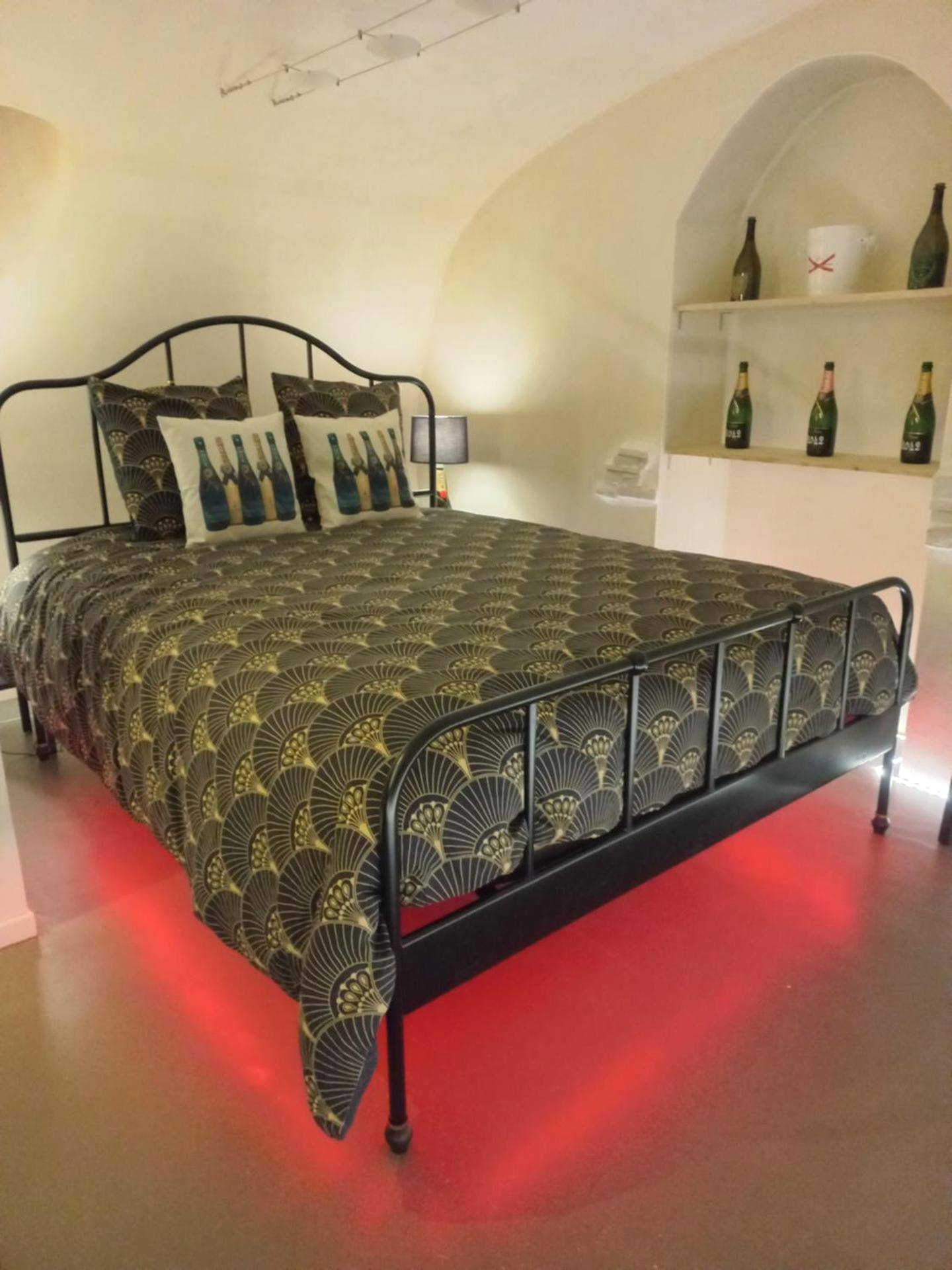 Lit double avec éclairage LED rouge au sol - " L'impérial Dom Pérignon "