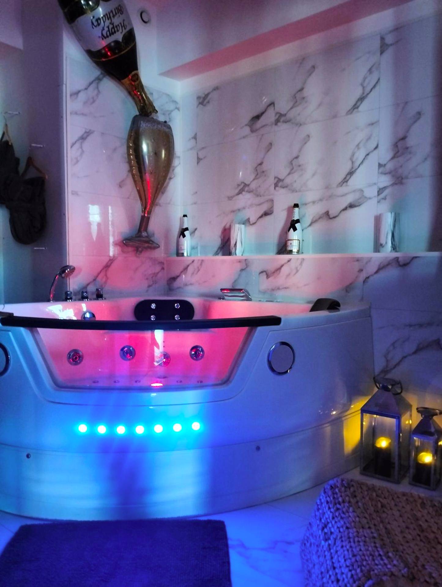 Jacuzzi privatif avec jeux de lumières - " L'impérial Dom Pérignon "