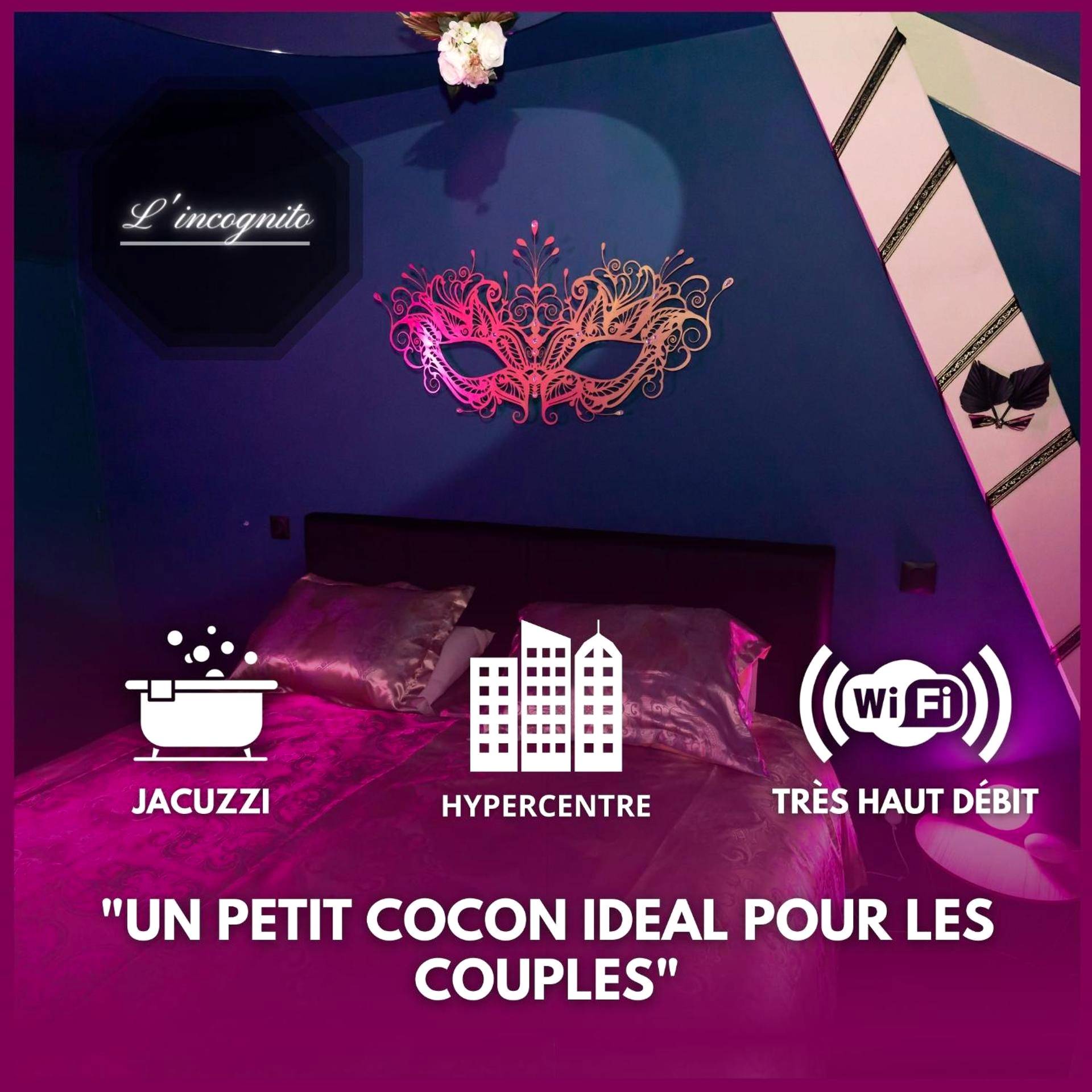 Lit double avec décoration murale masque vénitien - Love Room Saumur - L'incognito - Romantisme - Vin - Jacuzzi