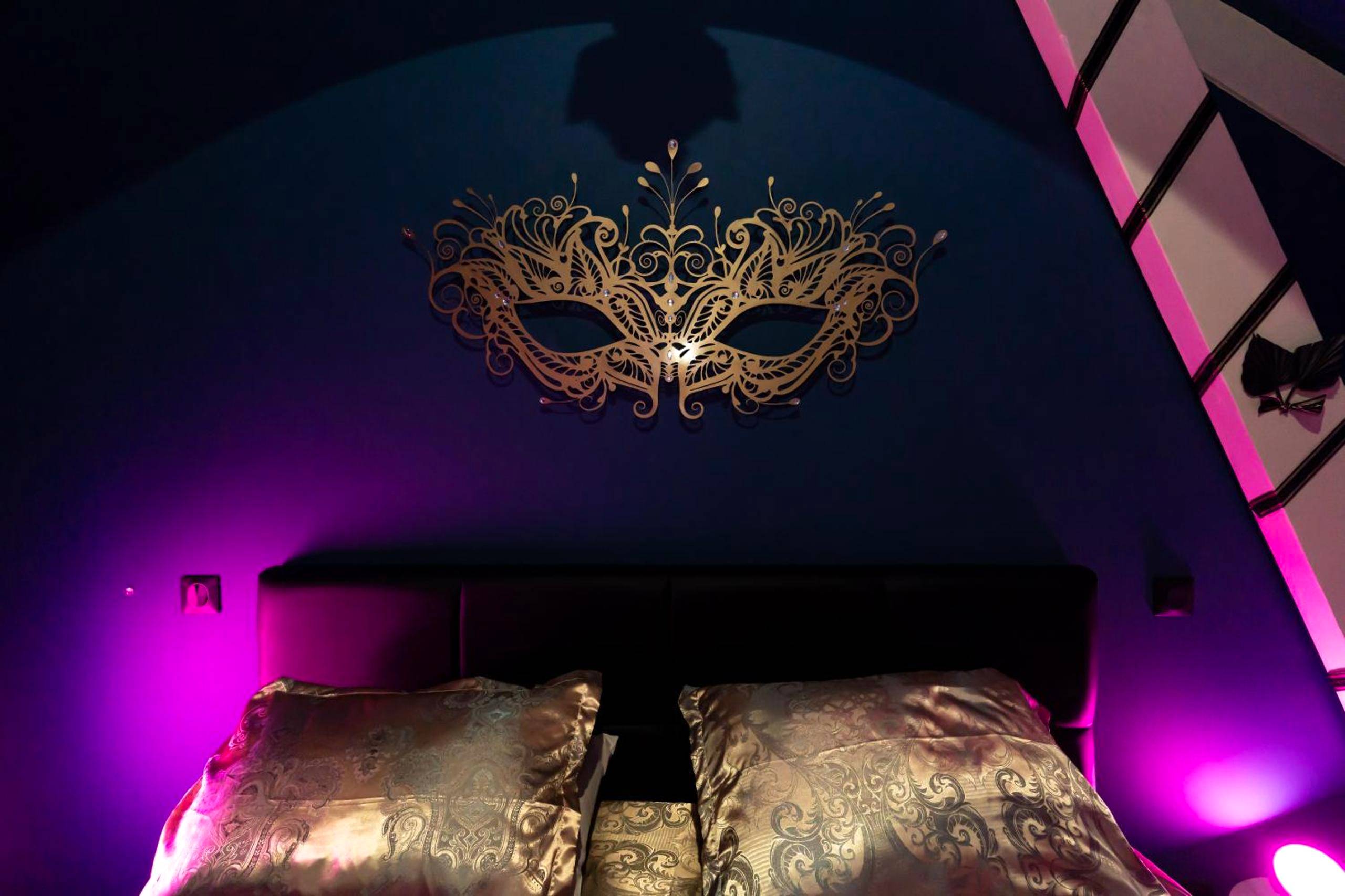 Tête de lit éclairée et masque doré ciselé - L'incognito - Romantisme - Vin - Jacuzzi