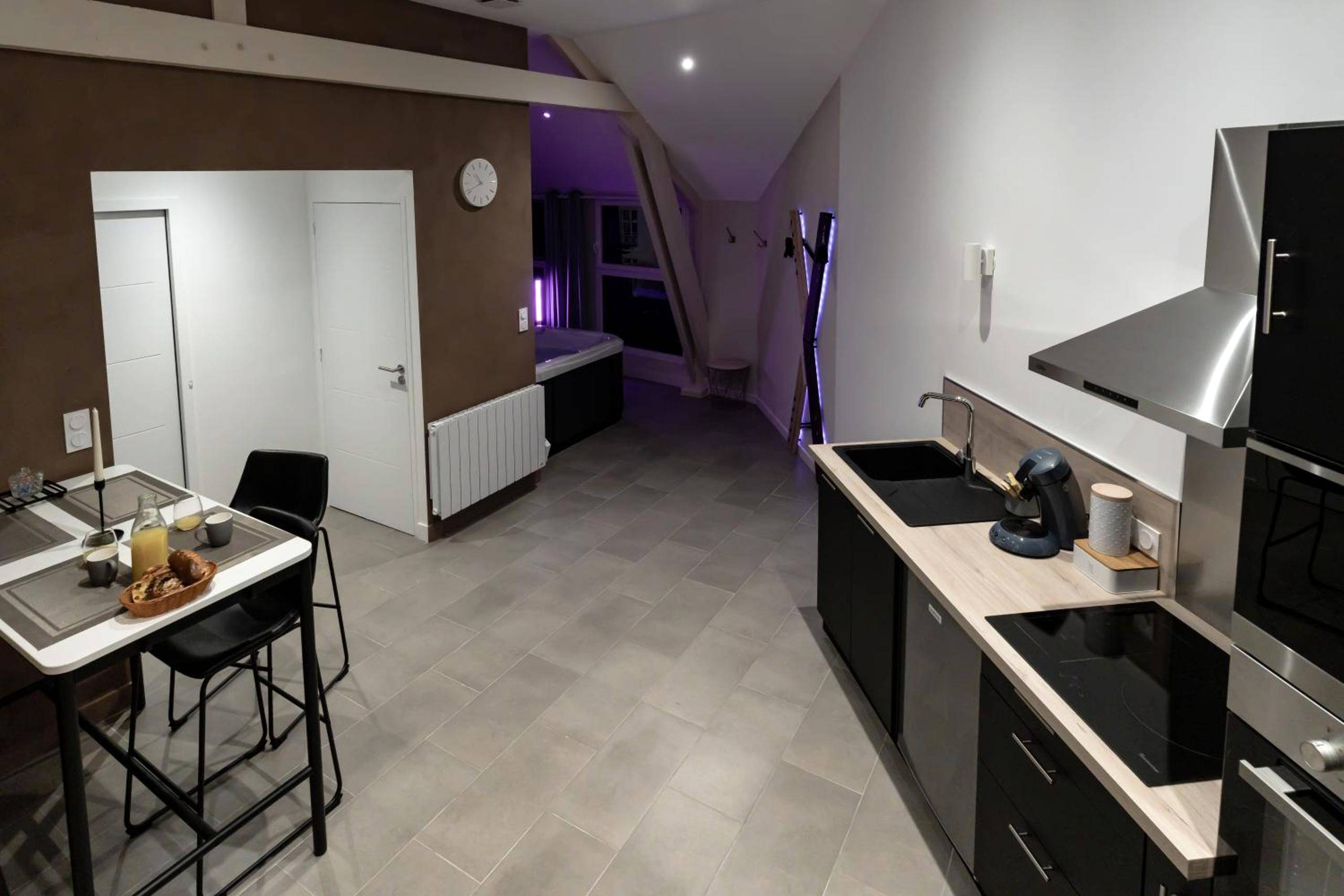 Cuisine équipée ouverte sur coin repas - L'incognito - Romantisme - Vin - Jacuzzi