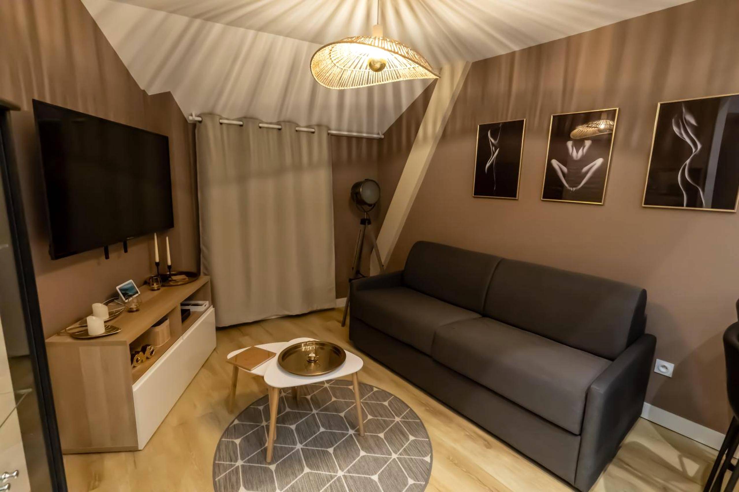 Salon avec canapé moderne et télévision murale - L'incognito - Romantisme - Vin - Jacuzzi