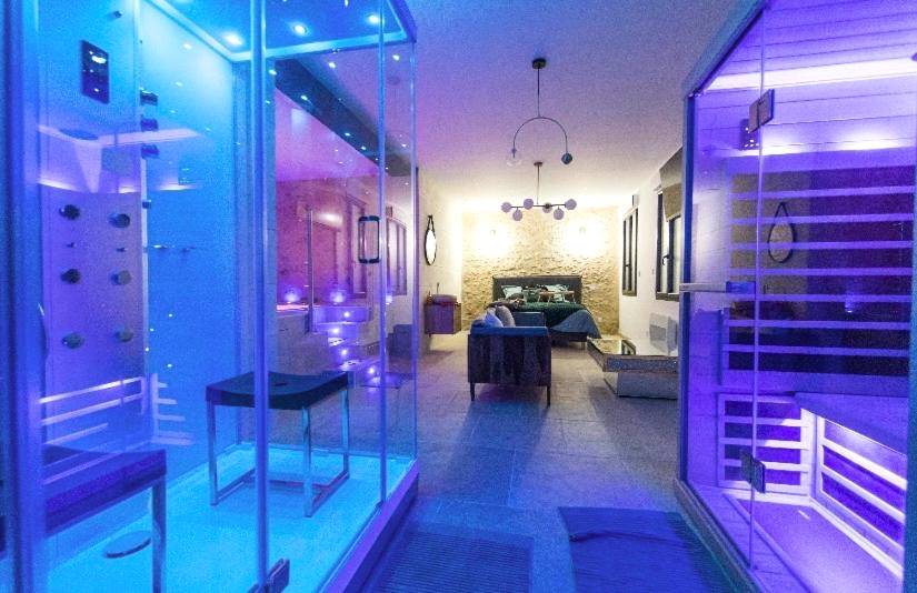 Espace bien - être avec sauna et douche sensorielle - Love Room Saint - Cyr - sur - Loire - L'indiscrete Love Room -...