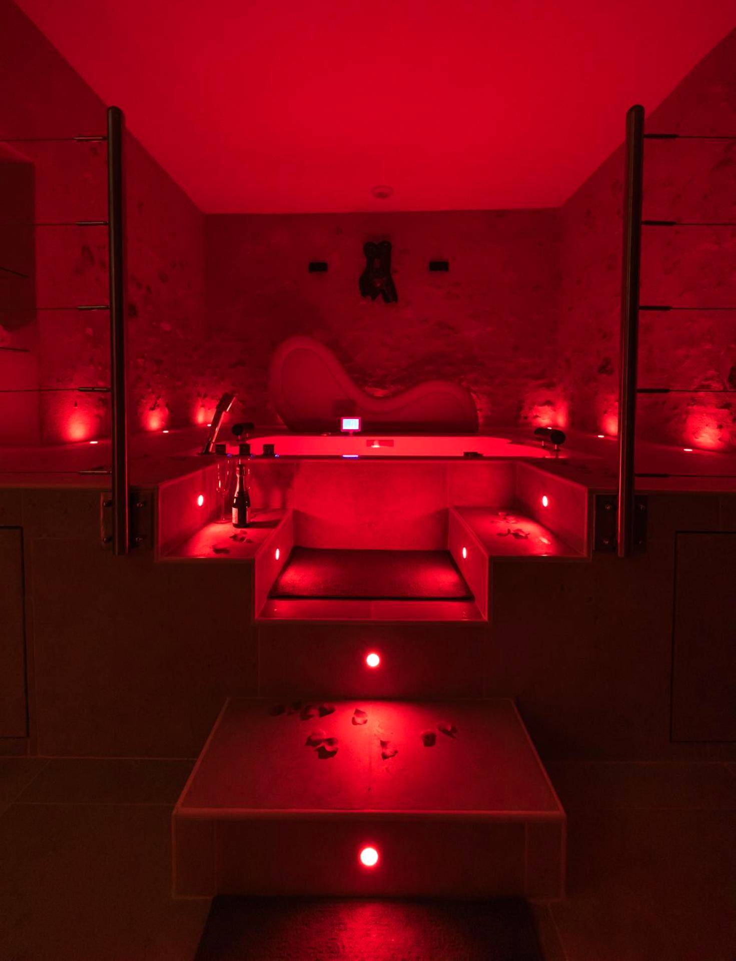 Baignoire balnéo avec éclairage rouge tamisé - L'indiscrete Love Room - Hammam - Sauna - SPA