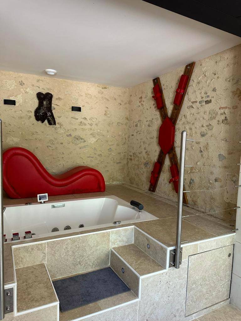 Jacuzzi, divan tantrique et croix de Saint - André - L'indiscrete Love Room - Hammam - Sauna - SPA