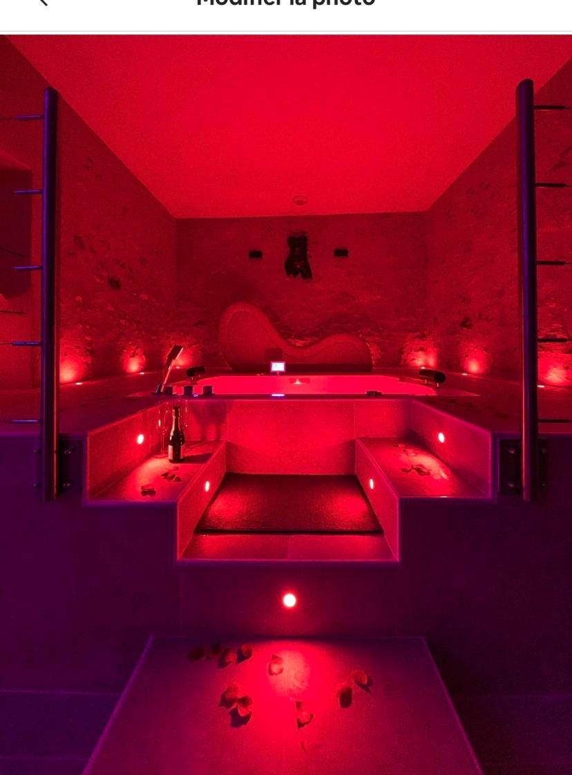 Escalier lumineux menant au jacuzzi privatif - L'indiscrete Love Room - Hammam - Sauna - SPA