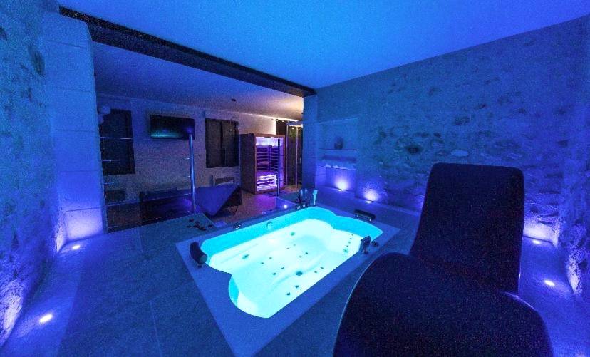Baignoire hydromassante éclairée en bleu - L'indiscrete Love Room - Hammam - Sauna - SPA