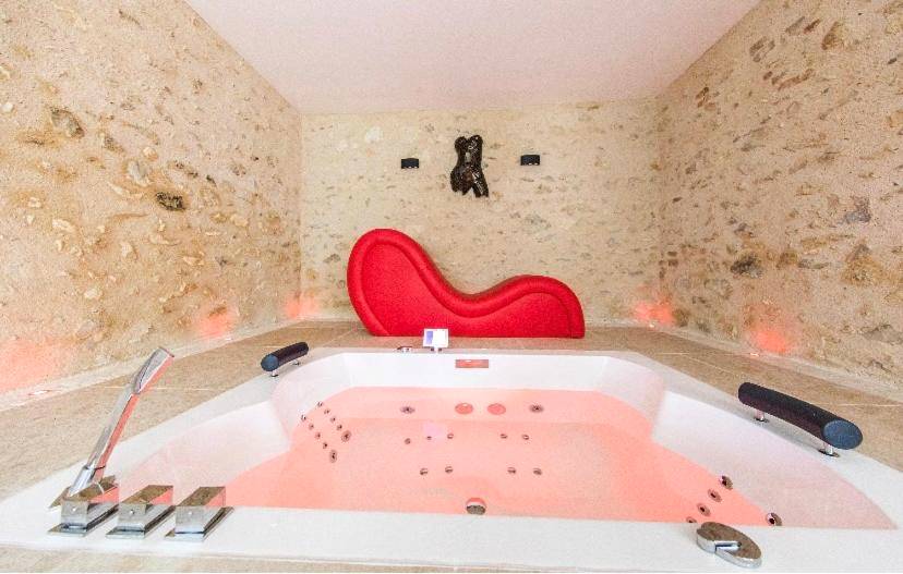 Photo du logement - L'indiscrete Love Room - Hammam - Sauna - SPA - Saint - Cyr - sur - Loire