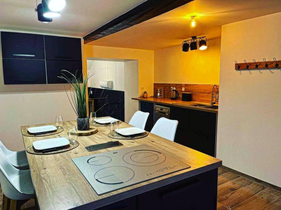 Cuisine équipée avec îlot central en bois - L’insolite airbnb