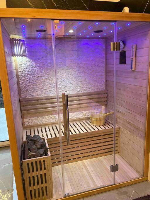 Sauna traditionnel avec éclairage LED bleu - L’insolite airbnb