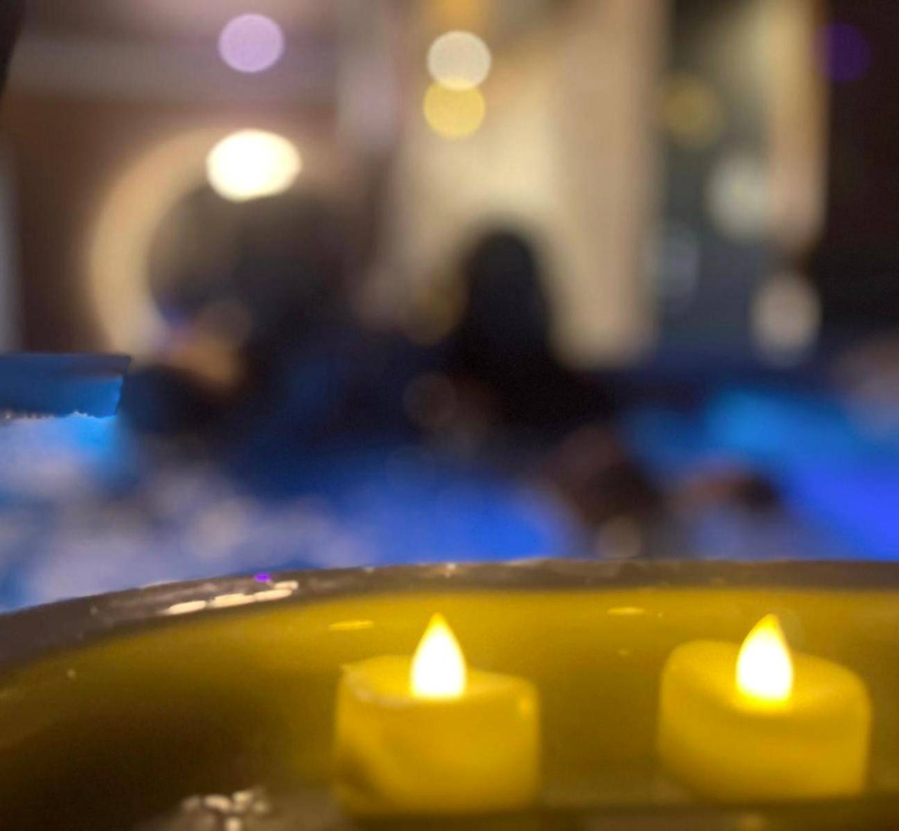 Bougies LED devant jacuzzi éclairé en bleu - Love Room Pacy - sur - Eure - Insolite Escapade avec Spa privatif