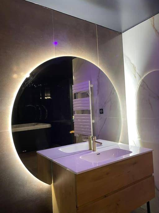 Miroir rond rétroéclairé et meuble vasque - Insolite Escapade avec Spa privatif