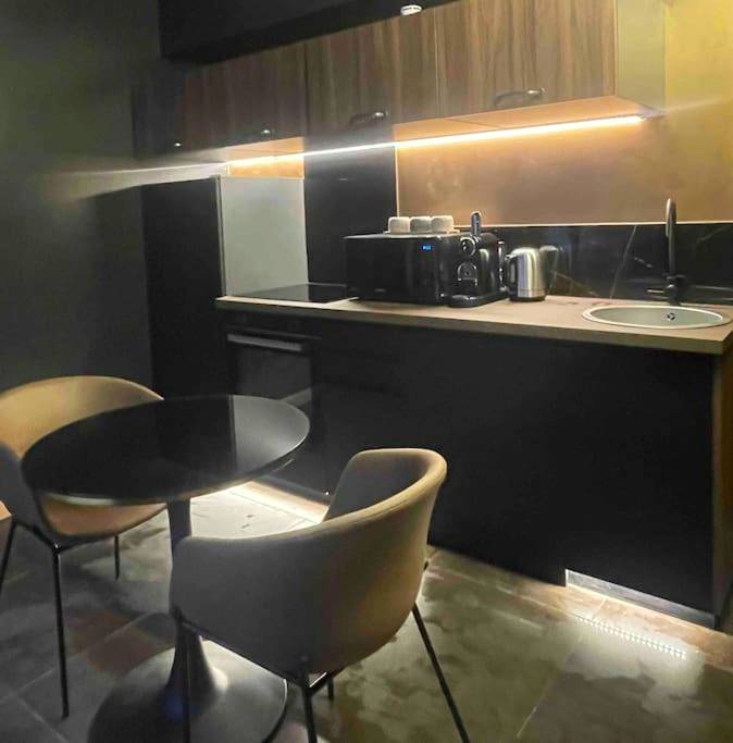 Cuisine équipée avec coin repas moderne - Insolite Escapade avec Spa privatif