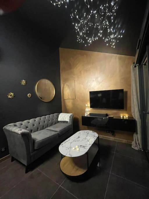 Salon avec canapé capitonné et ciel étoilé - Insolite Escapade avec Spa privatif