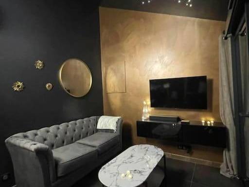 Salon avec canapé capitonné et ciel étoilé - Insolite Escapade avec Spa privatif