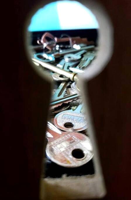 Vue artistique à travers un trou de serrure - Love Room Lizy - sur - Ourcq - Expérience INSOLITE Love Room & ESCAPE GAME