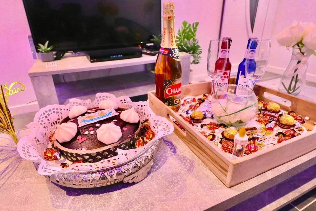 Gâteau au chocolat et plateau de gourmandises - Expérience INSOLITE Love Room & ESCAPE GAME