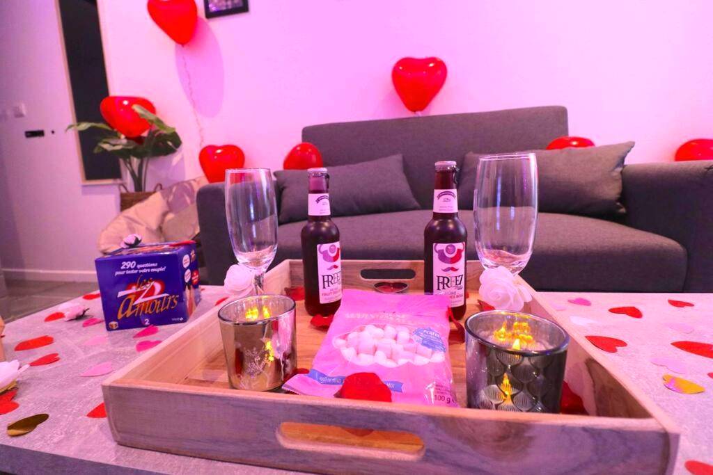Plateau de bienvenue avec boissons et bougies - Expérience INSOLITE Love Room & ESCAPE GAME