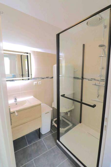 Salle d'eau moderne avec douche à l'italienne - Expérience INSOLITE Love Room & ESCAPE GAME