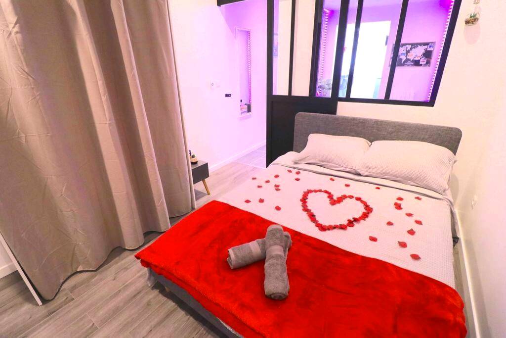 Lit double avec cœur en pétales de roses - Expérience INSOLITE Love Room & ESCAPE GAME