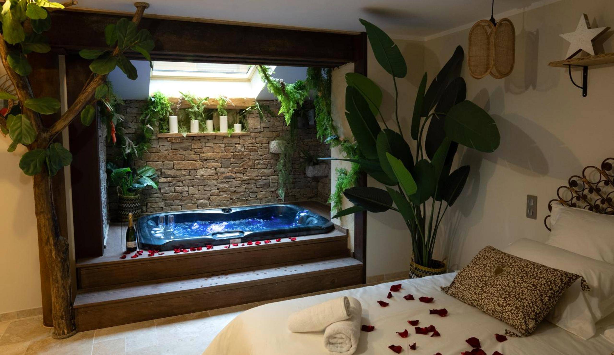 Jacuzzi avec pétales de rose et lit double - Love Room Millau - Hébergement insolite avec jacuzzi privatif Millau