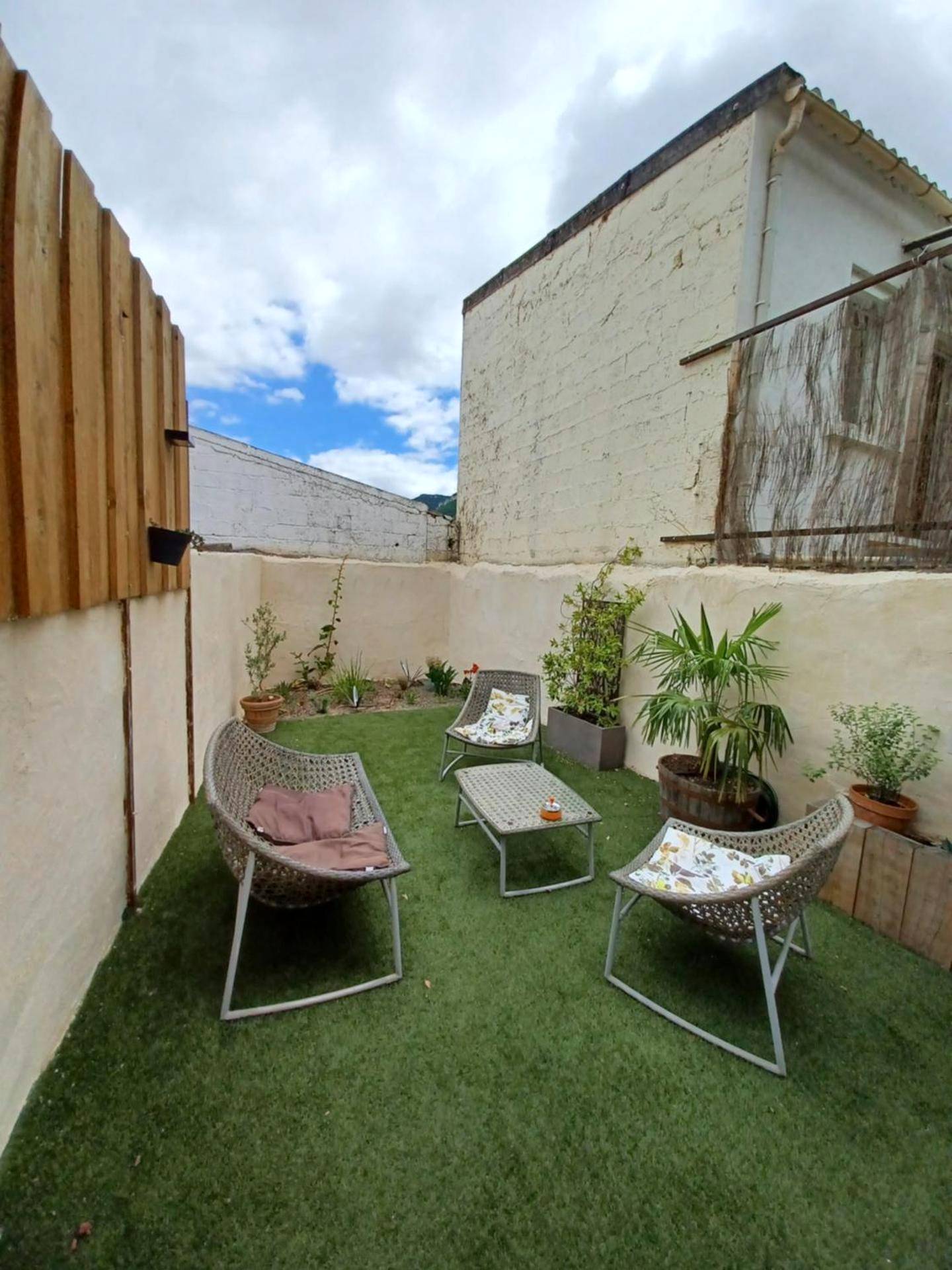 Terrasse privative avec mobilier de jardin - Hébergement insolite avec jacuzzi privatif Millau