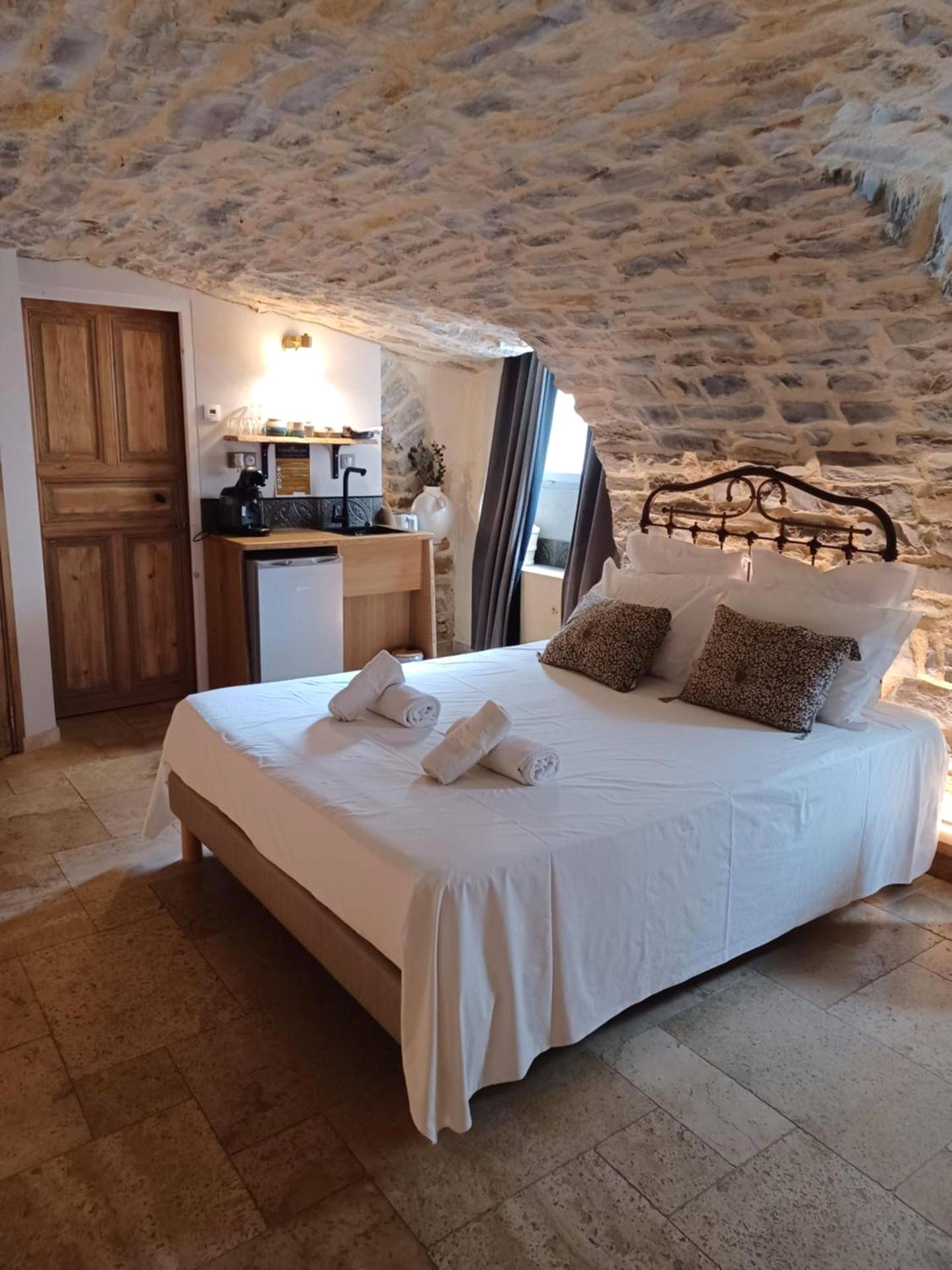 Chambre voûtée avec lit king size et kitchenette - Hébergement insolite avec jacuzzi privatif Millau