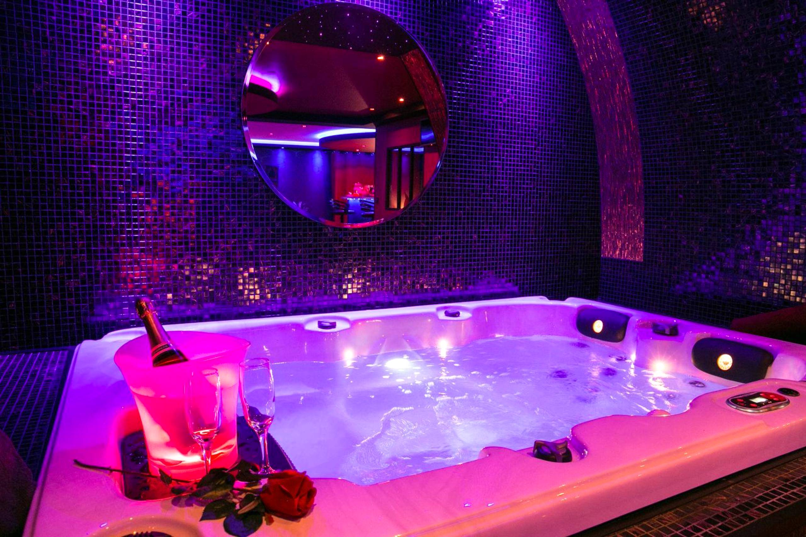 Jacuzzi privatif avec champagne et rose rouge - L'Insolite Spa Privatif ''Suite Luxueuse - Jacuzzi"