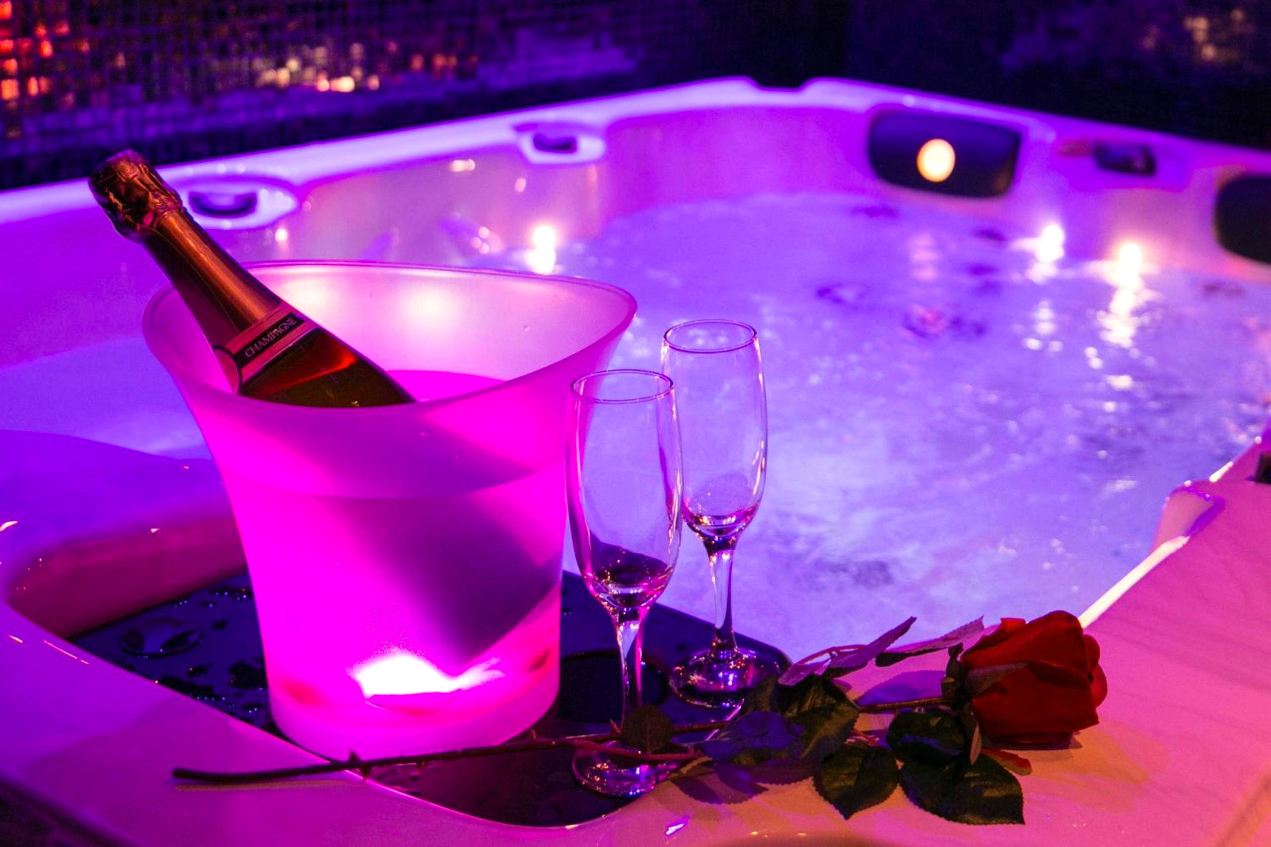 Détail du spa avec flûtes et bouteille au frais - L'Insolite Spa Privatif ''Suite Luxueuse - Jacuzzi"