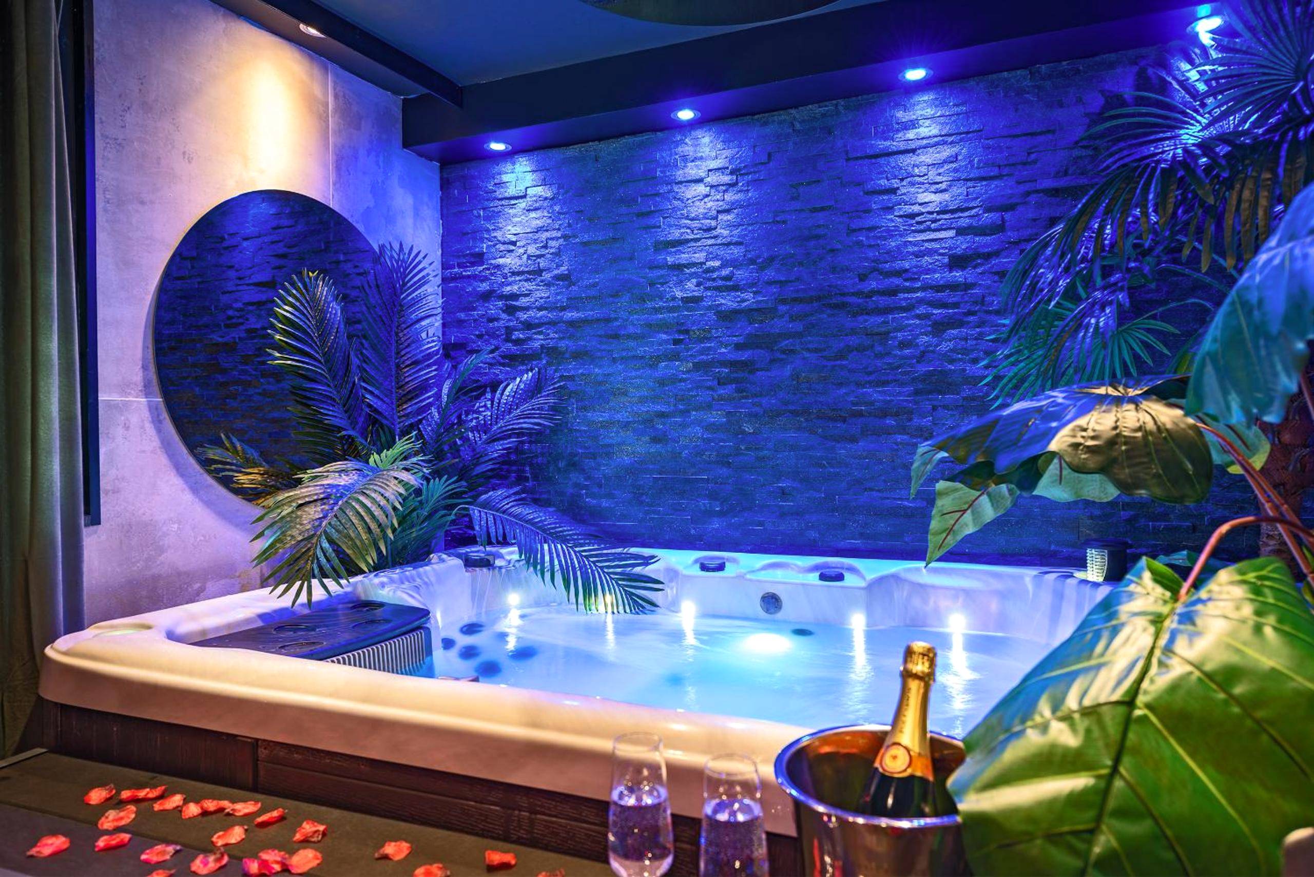 Jacuzzi privatif avec éclairage bleu et plantes - Love Room Toulouse - L’Insolite, Spa Privatif (Appartement Jacuzzi)