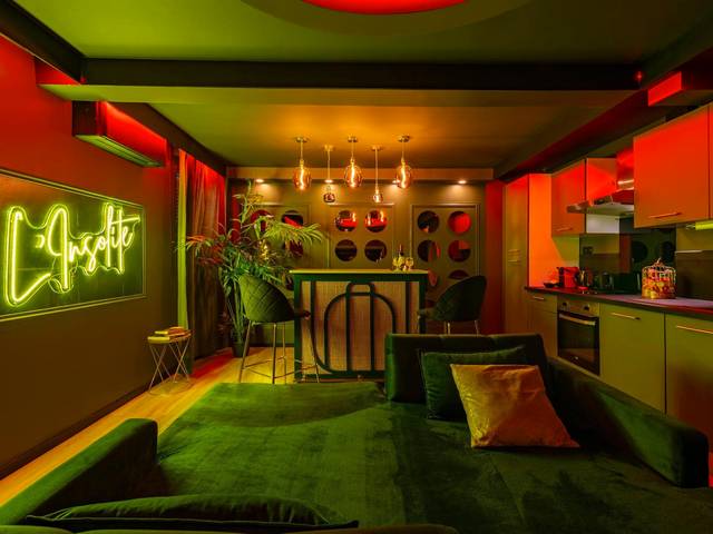 Espace de vie avec bar et cuisine équipée - L’Insolite, Spa Privatif (Appartement Jacuzzi)