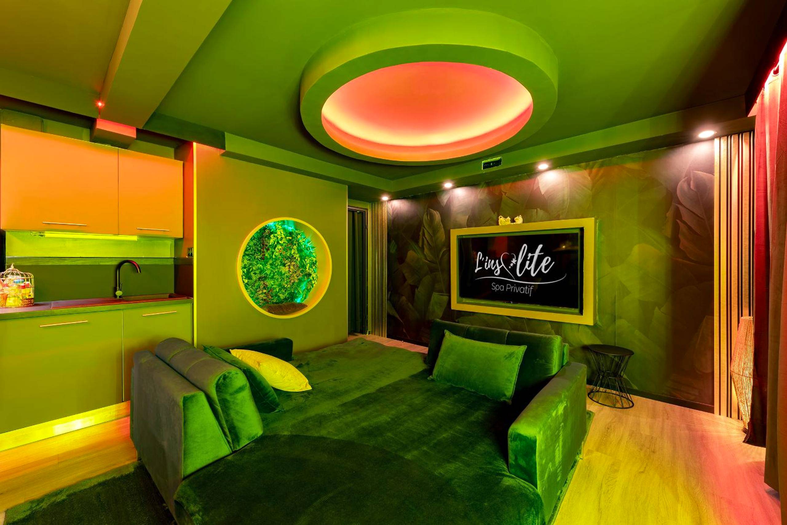 Canapé d'angle face à un écran géant - L’Insolite, Spa Privatif (Appartement Jacuzzi)