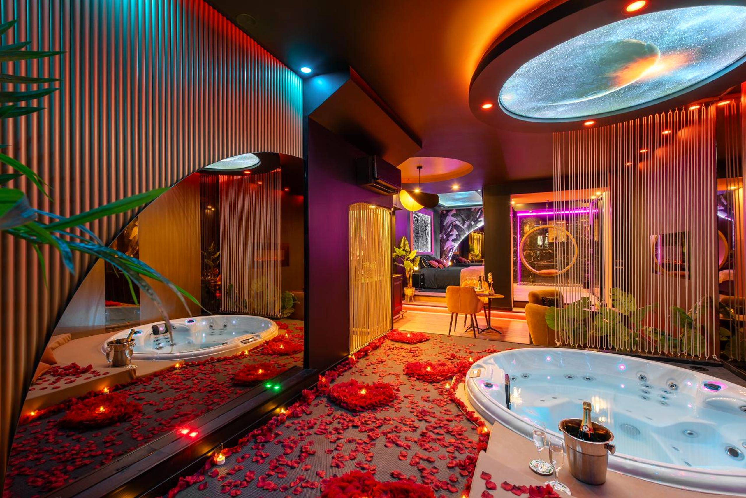 Jacuzzi et sol jonché de pétales de roses - Love Room Albi - Suite intimiste Sainte - Insolite Spa Privatif Suite étoilée