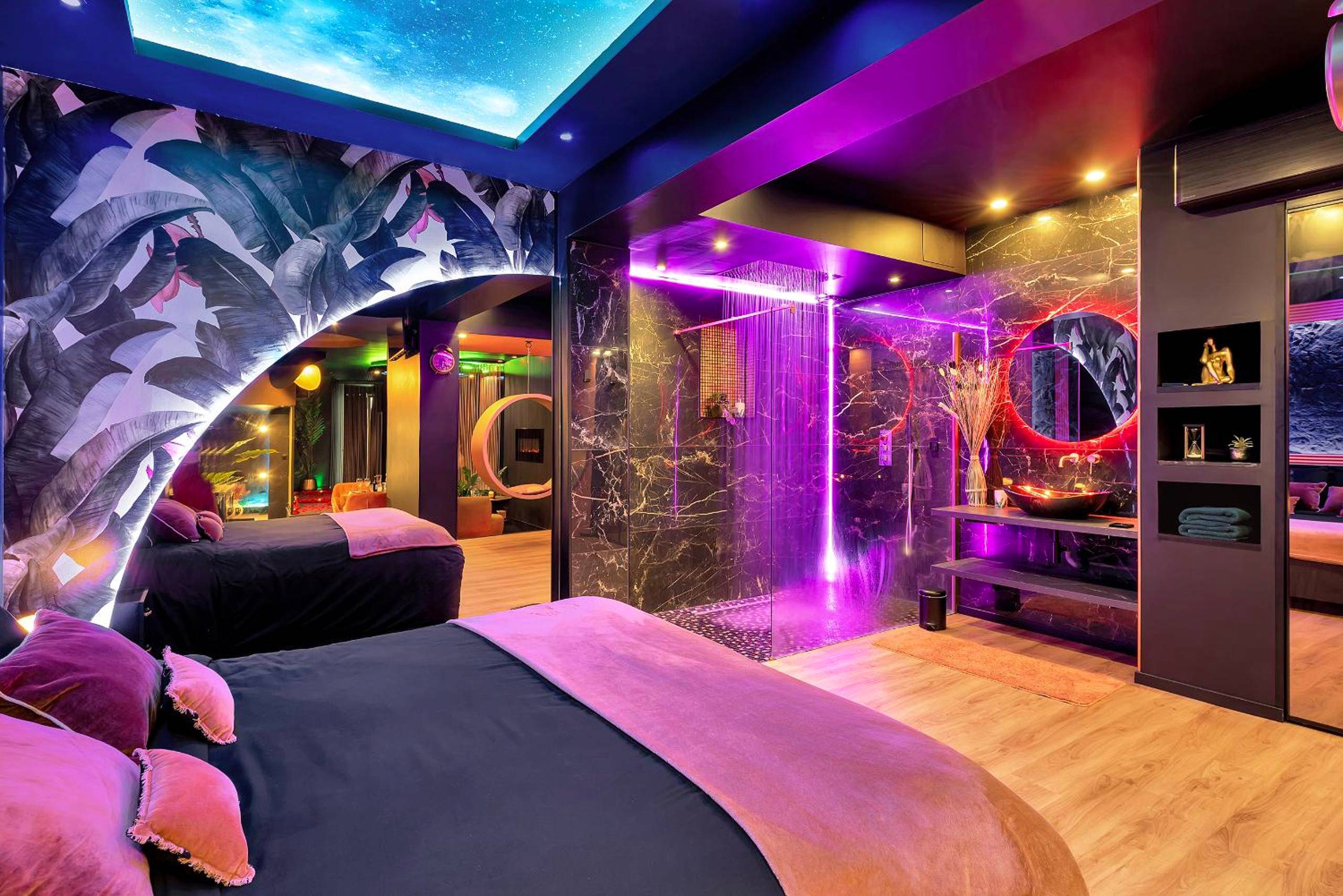 Lit double et douche à l'italienne lumineuse - Suite intimiste Sainte - Insolite Spa Privatif Suite étoilée