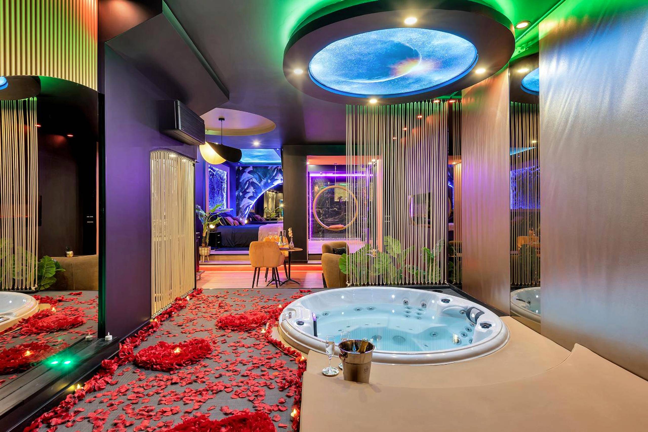 Baignoire balnéo sous un ciel étoilé factice - Suite intimiste Sainte - Insolite Spa Privatif Suite étoilée