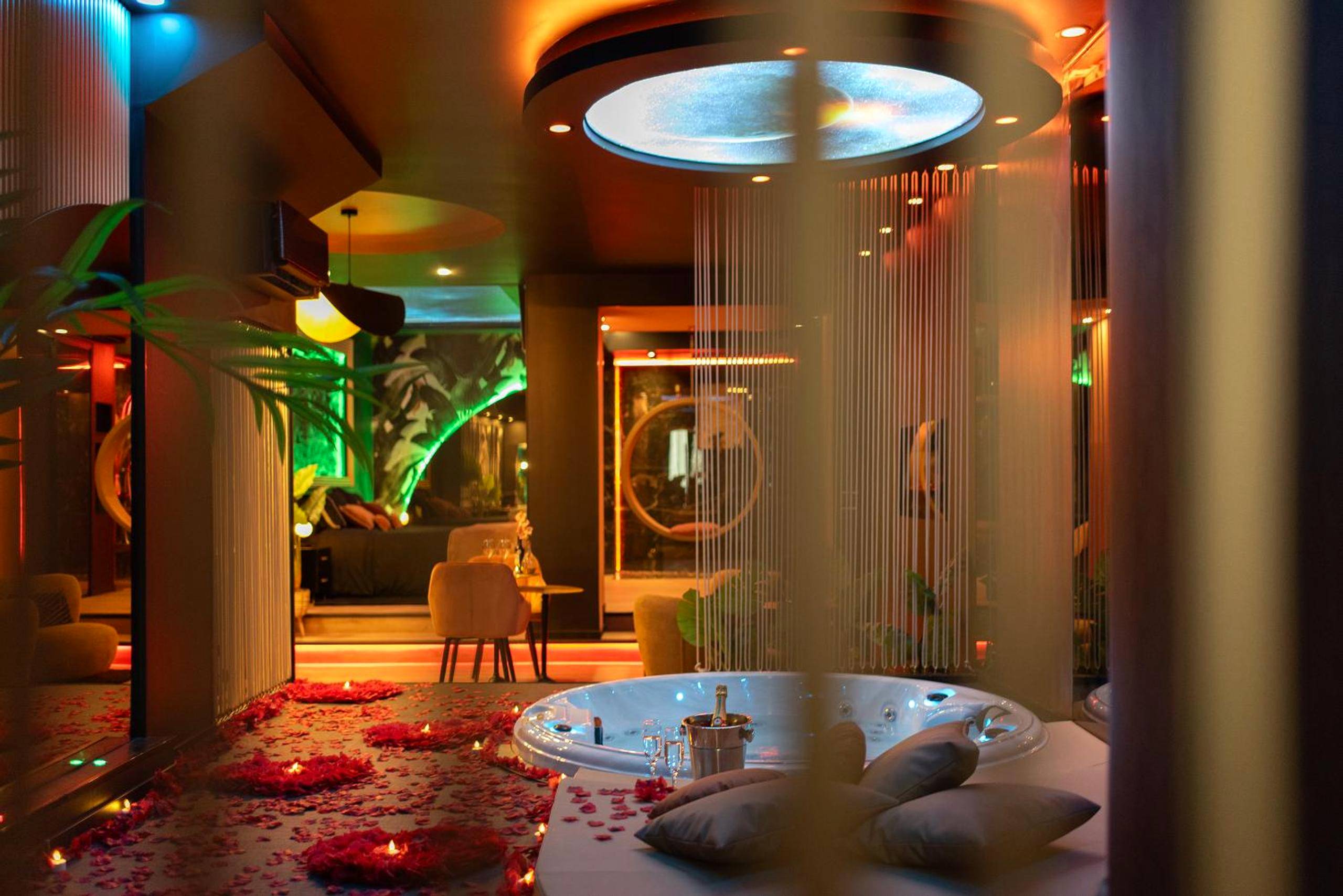 Vue d'ensemble de la suite avec jacuzzi - Suite intimiste Sainte - Insolite Spa Privatif Suite étoilée