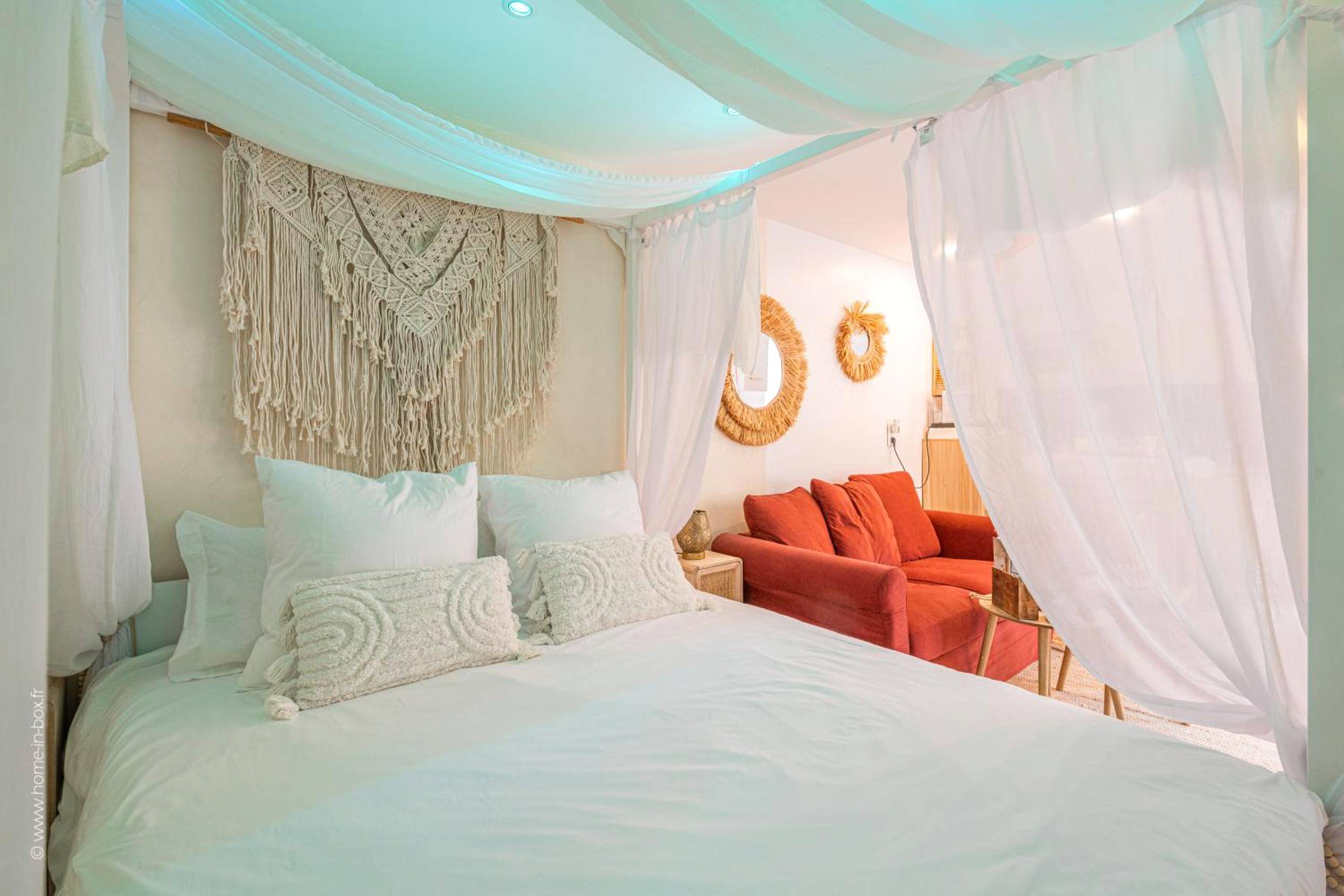 Lit à baldaquin avec voilages et macramé - Love Room Liancourt - L'instant Bornéo Superbe appartement avec jacuzzi