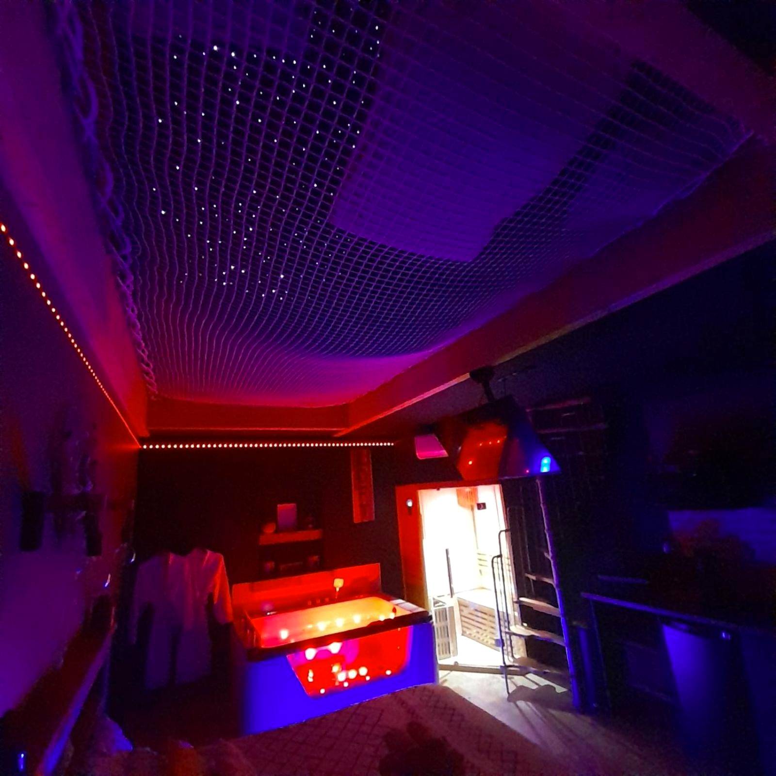 Filet de détente au plafond et jacuzzi éclairé - Love Room Précigné - instant à deux