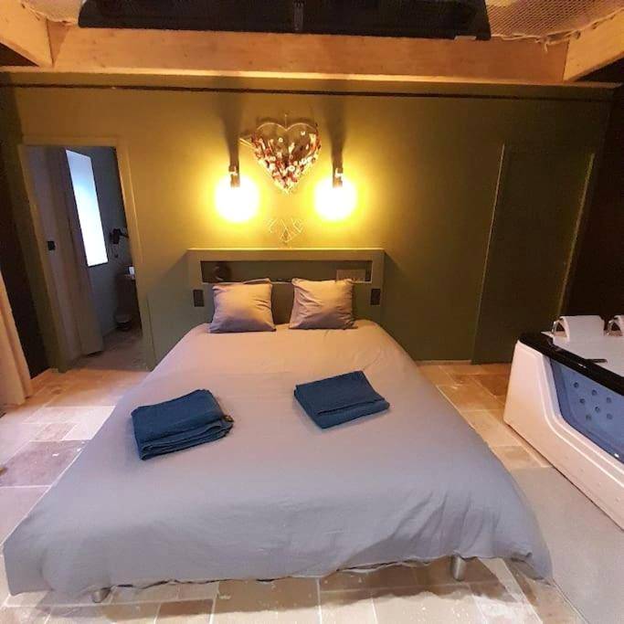 Lit double avec serviettes et déco cœur - instant à deux